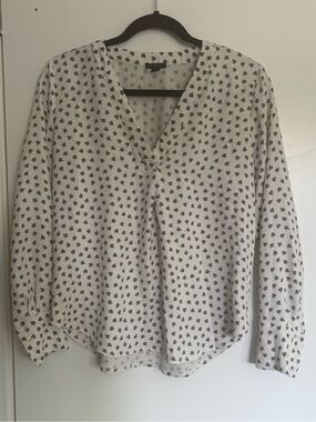 Ann Taylor Flowy V-Neck Blouse White Delicate Heart Print XS Petite Elegant Top